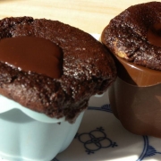 Chocolade Lava Cupcakes met Karamelsaus