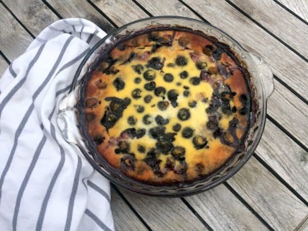 Kersen en blauwe bessen clafoutis Kersen en blauwe bessen clafoutis