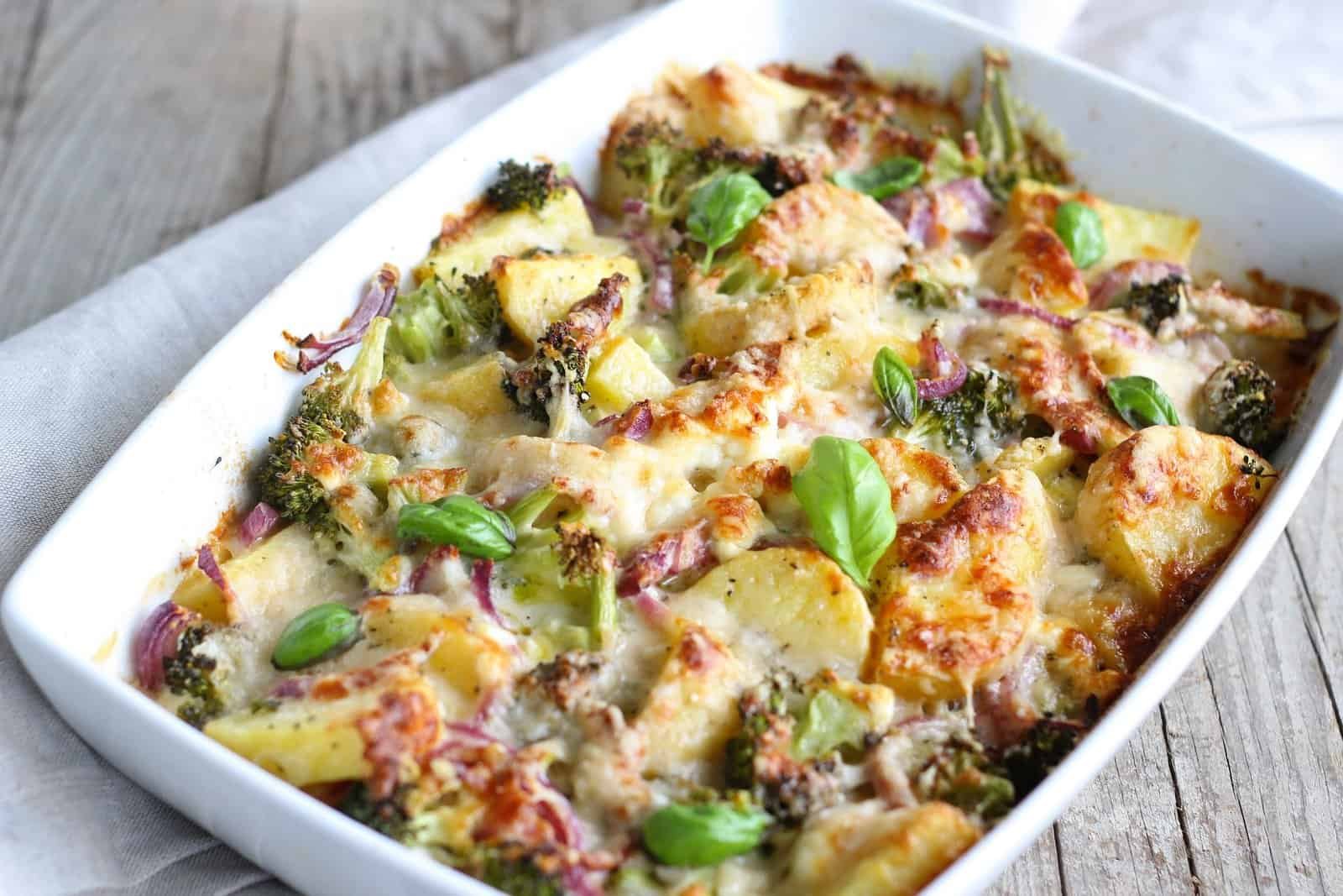 Broccoli Aardappel Ovenschotel met Rode ui en Kaasgratin