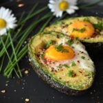 Lekker Ontbijt: Avocado met Ei uit de Oven