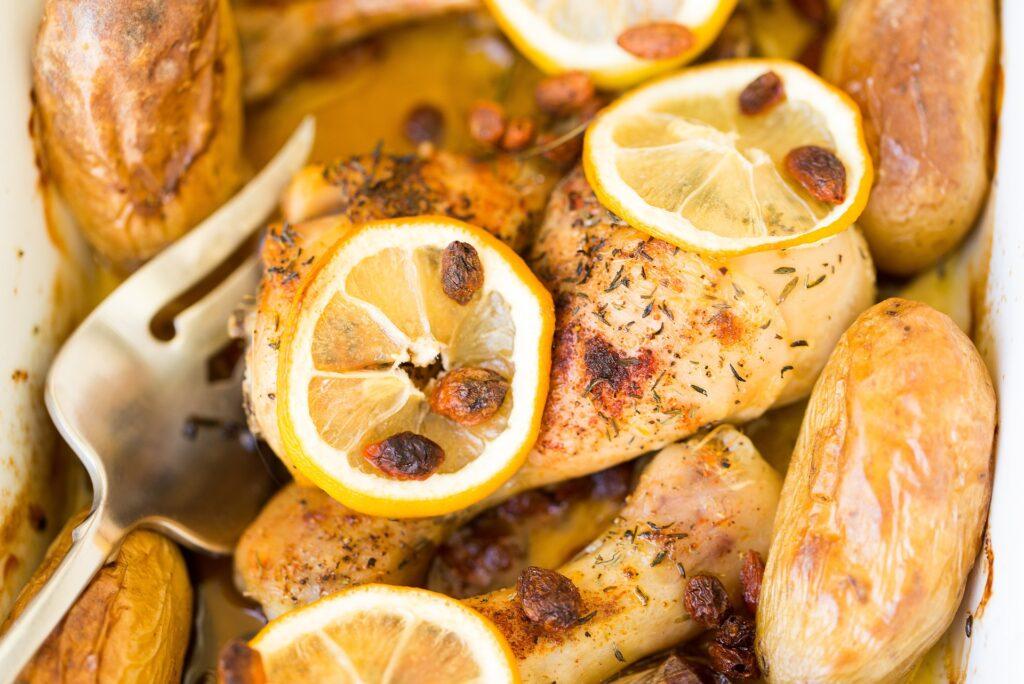 Kip uit de oven met citroen en olijven